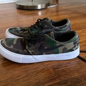 Cami Nike Stefan Janoskis.